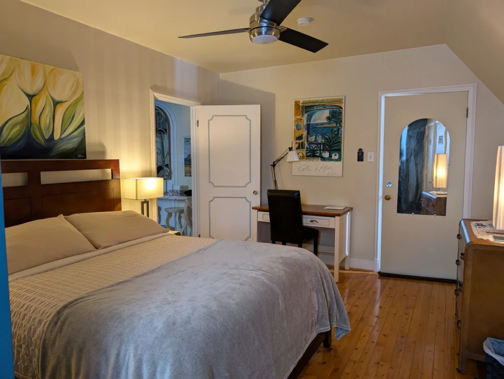 CHAMBRE LAVARDENS SUITE QUEEN DETAIL