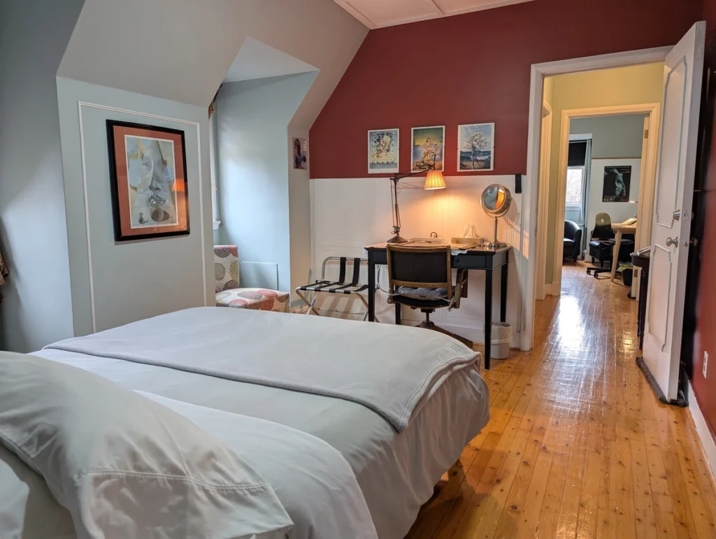 Suite Artistes lit queen size gite